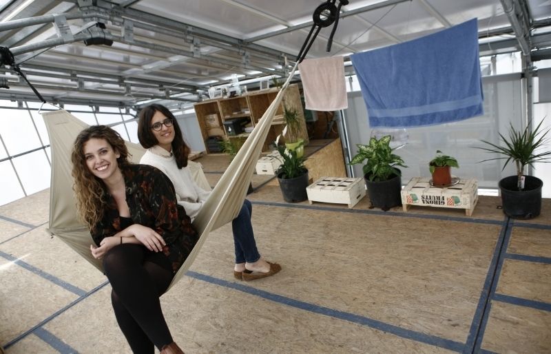 La Marta i la Maria hi viuen durant 10 dies per comprovar-ne la vitabilitat. FOTO: Esther Naval 