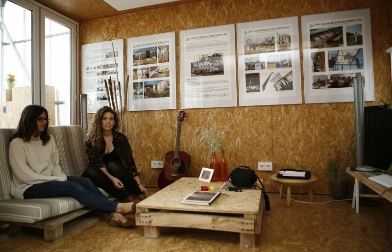 La casa té 40 m2 distribuïts en tres mòduls de fusta. FOTO: Esther Naval