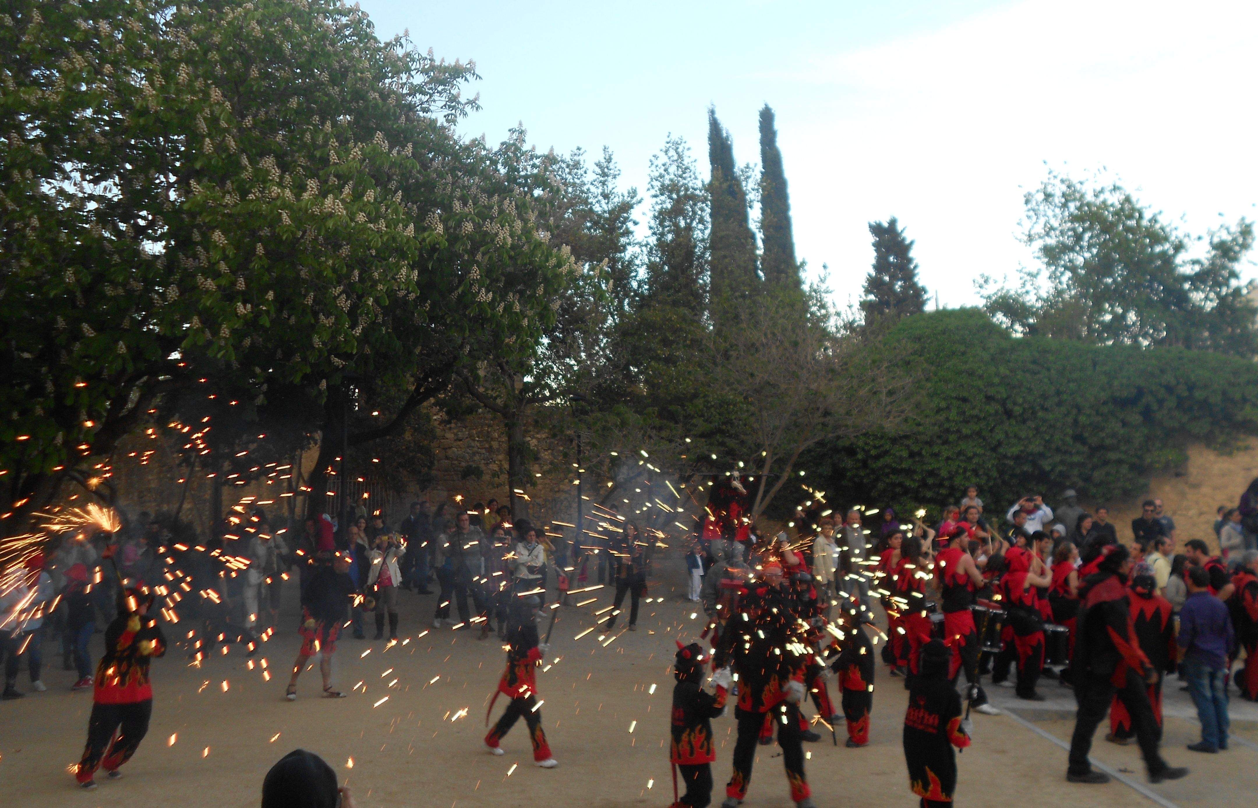 Els diablons han fet un gran correfoc pels voltants del Monestir. FOTO: Alba Guerrero