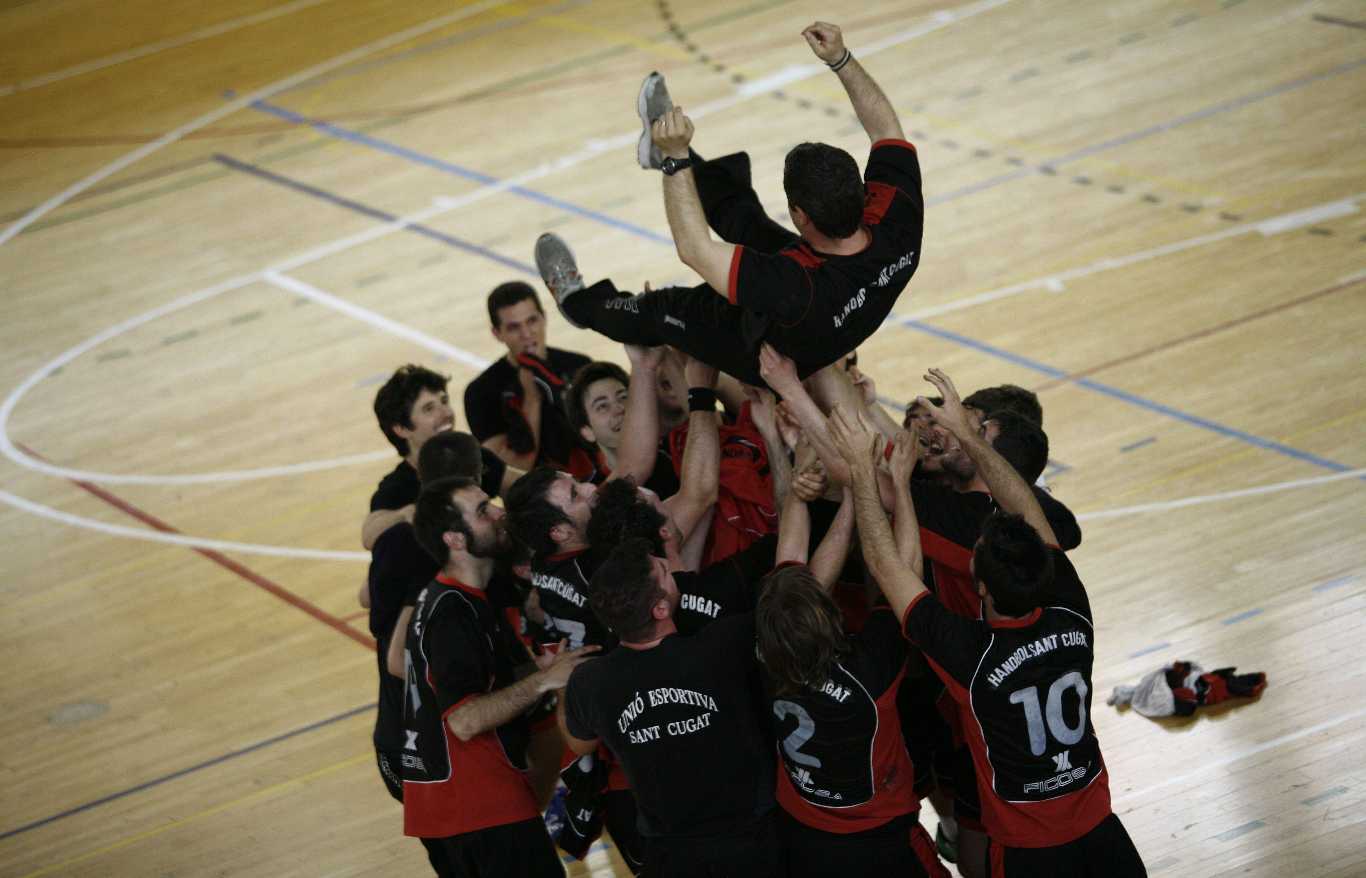 Els jugadors celebren amb el tècnic l'ascens de categoria. FOTO: Esther Naval
