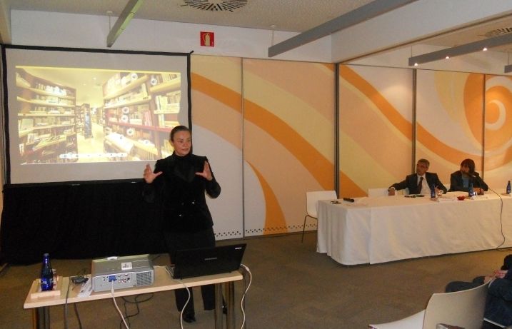 Antonella Broglia fent la conferència a l'Hotel Sant Cugat FOTO: JR Armadàs