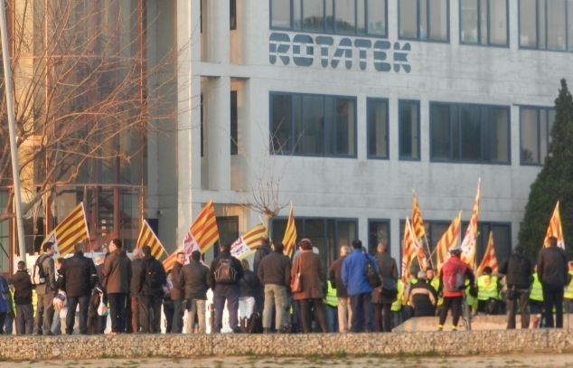 Els treballadors de Rotatek en una protesta a les portes de l'empresa FOTO: Cedida
