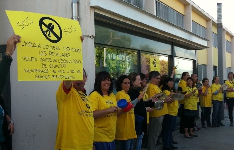 Els mestres amb una samarreta amb el lema "SOS, escola pública de qualitat". FOTO: Núria Barnils