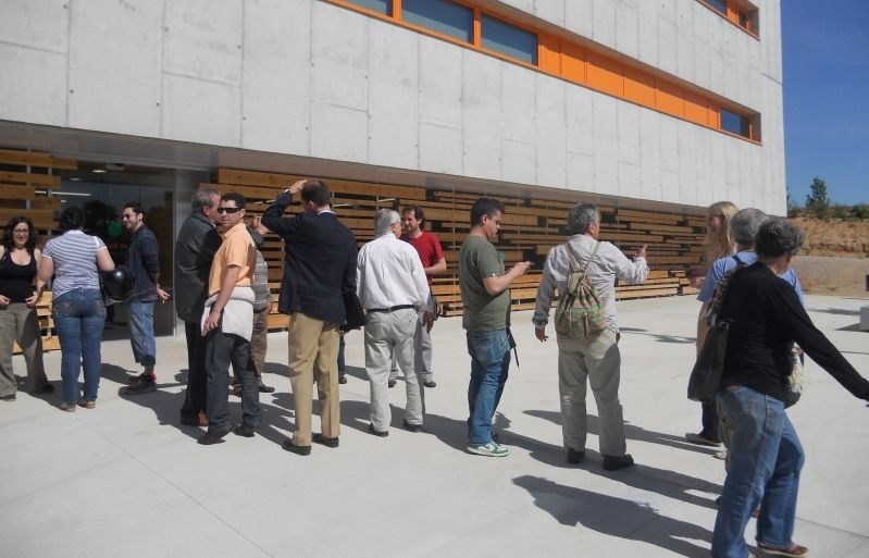 Els veïns i els membres de l'oposició fan front comú per denunciar l'accés al CAP de Can Mates. FOTO: Anna Mira