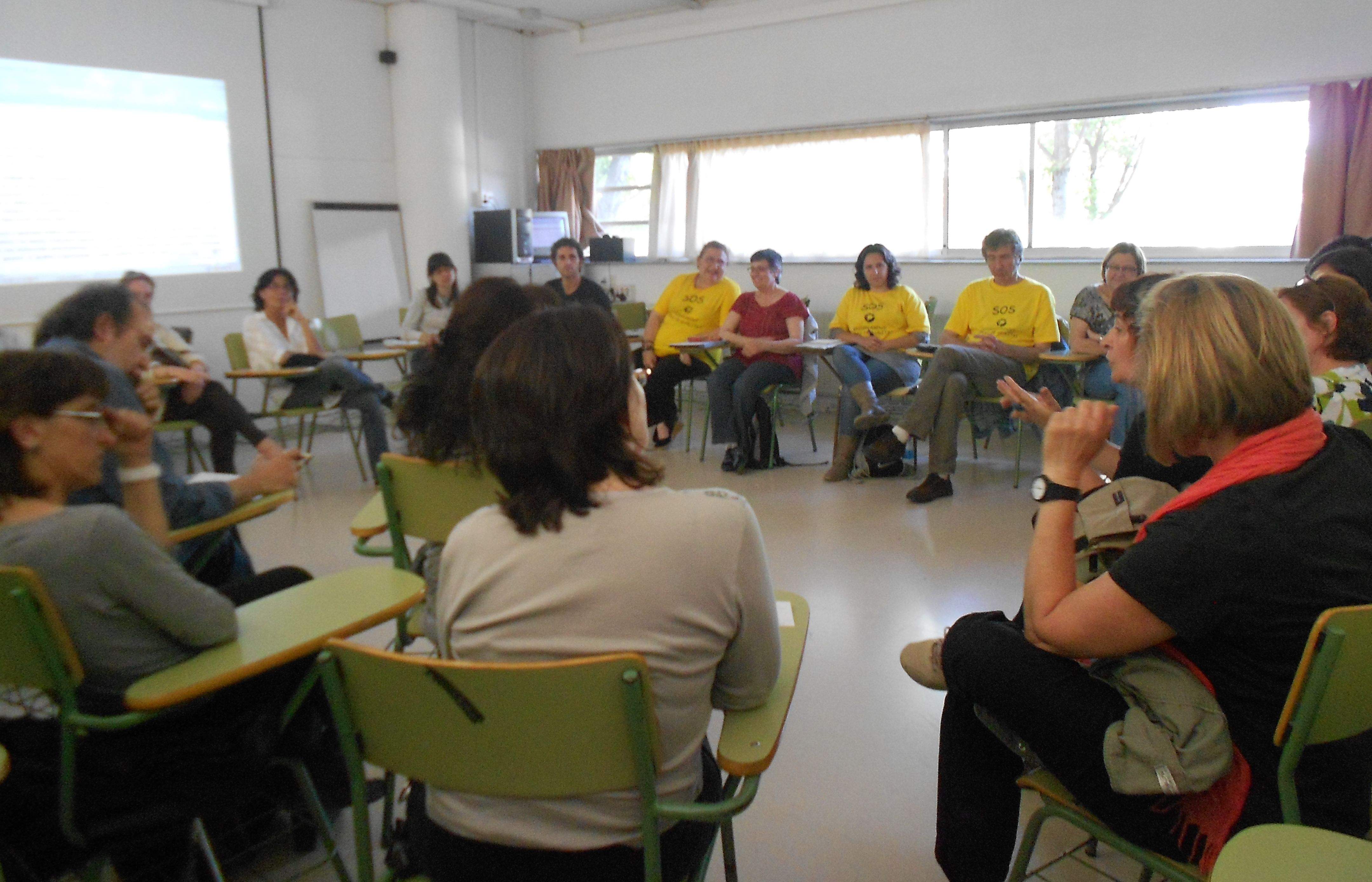 Els assistents de centres públics d'infantil, primaria i secundaria a la reunió d'aquest dimecres. FOTO: Alba Guerrero