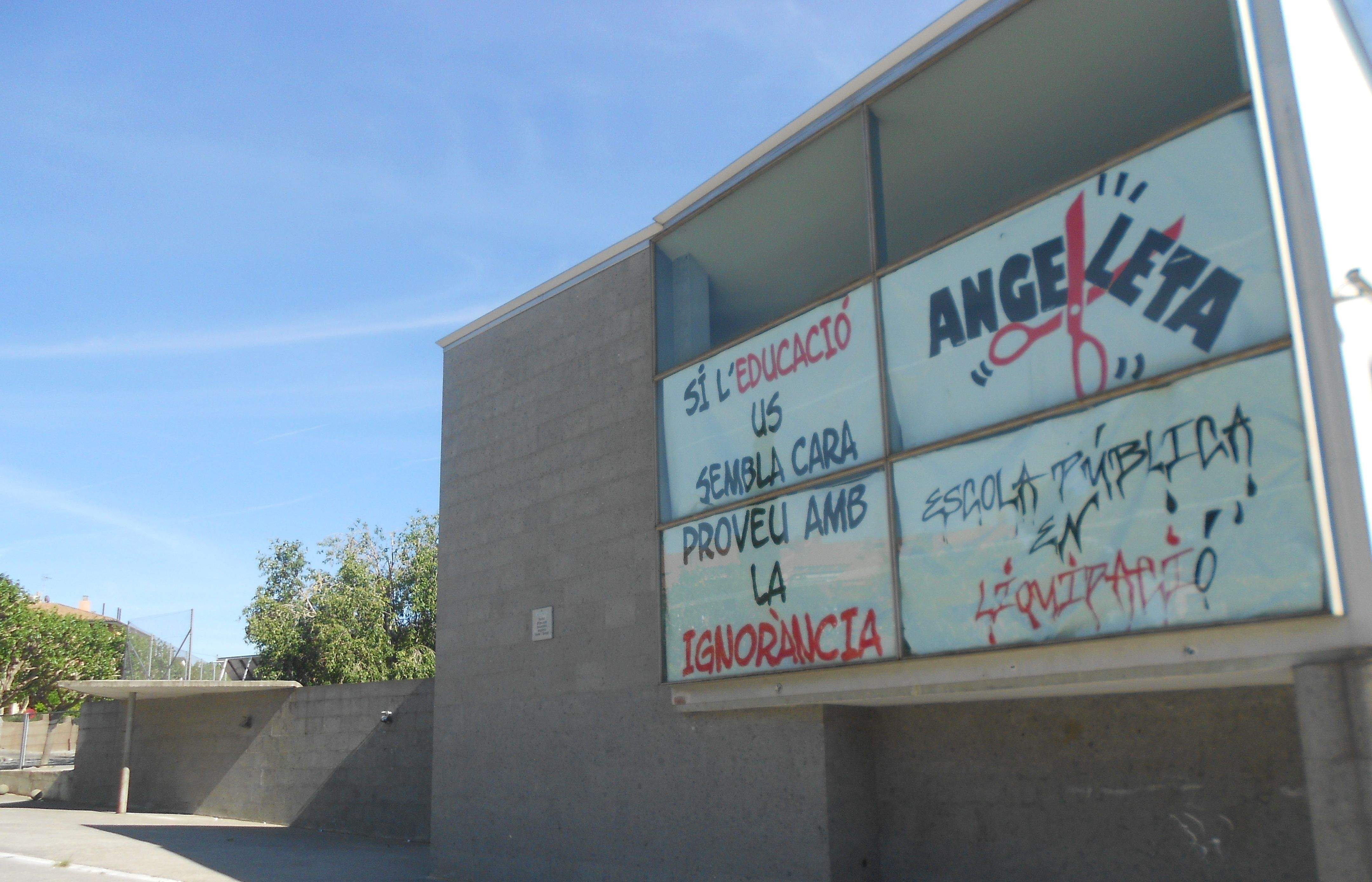 Pancartes de protesta a l'IES Angeleta Ferrer i Sensat. FOTO: Alba Guerrero