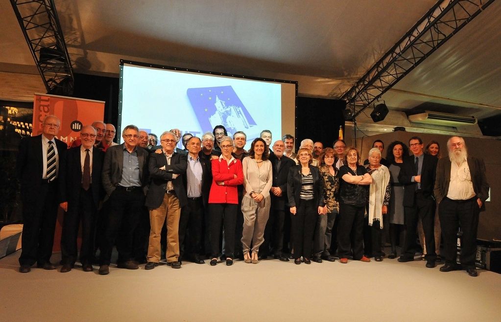 Foto de família dels escriptors de Sant Cugat al final de la Nit Literària. FOTO: Localpres