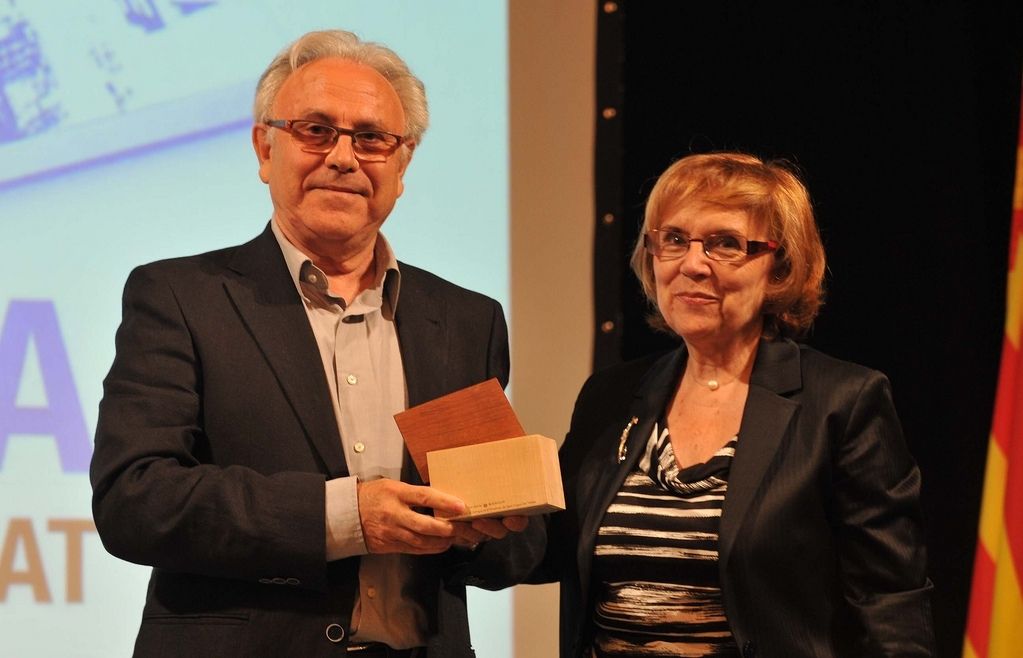 Ferran Aisa, el prologuista de la Nit, rep un obsequi de mans de la presidenta d'Òmnium a Sant Cugat. FOTO: Localpres