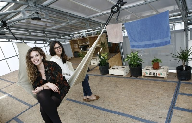 Les dues estudiants a la part superior de l'habitatge. FOTO: Ester Naval