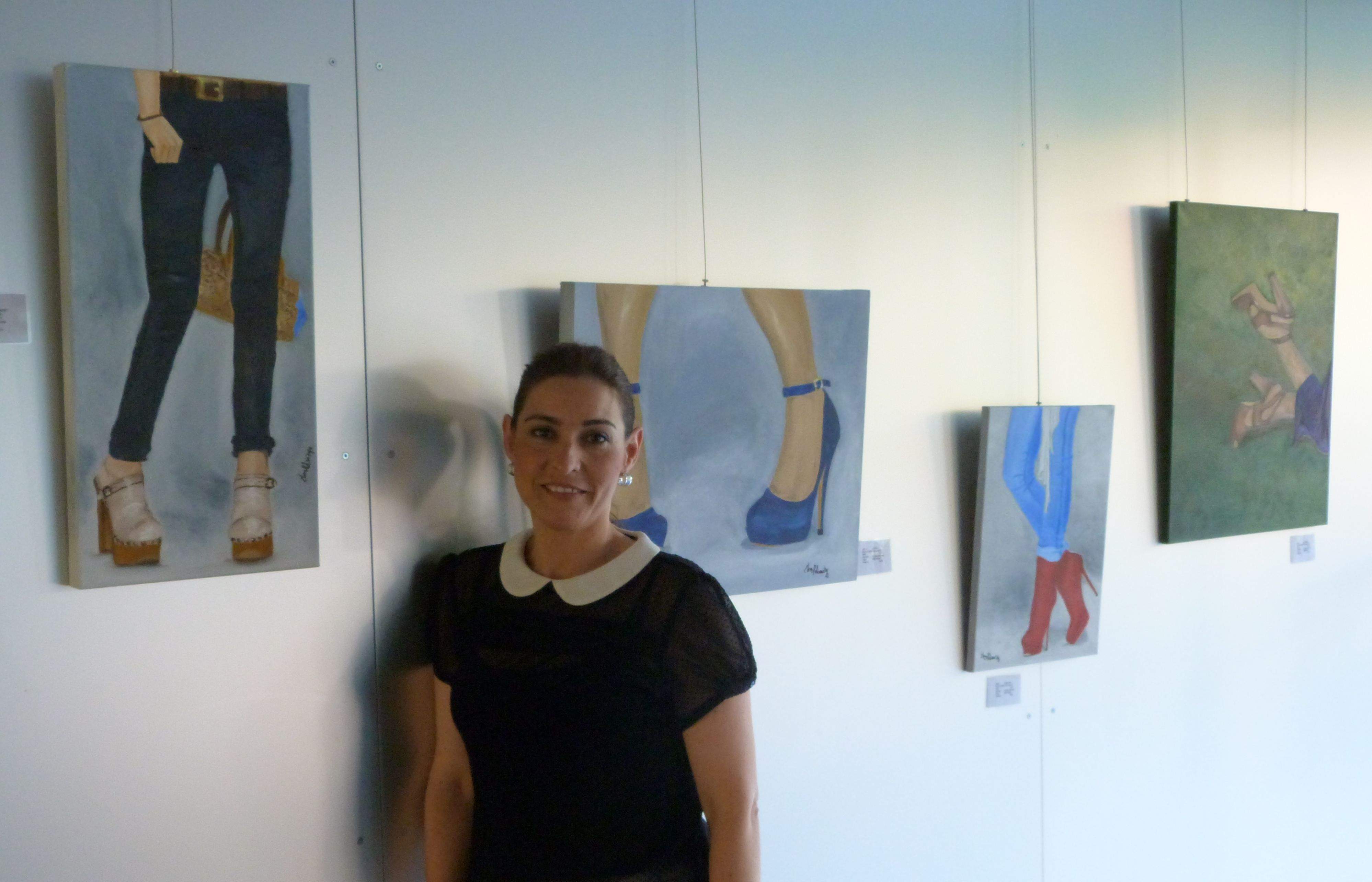 Elena Molina amb les seves pintures. FOTO: Bernat Bella