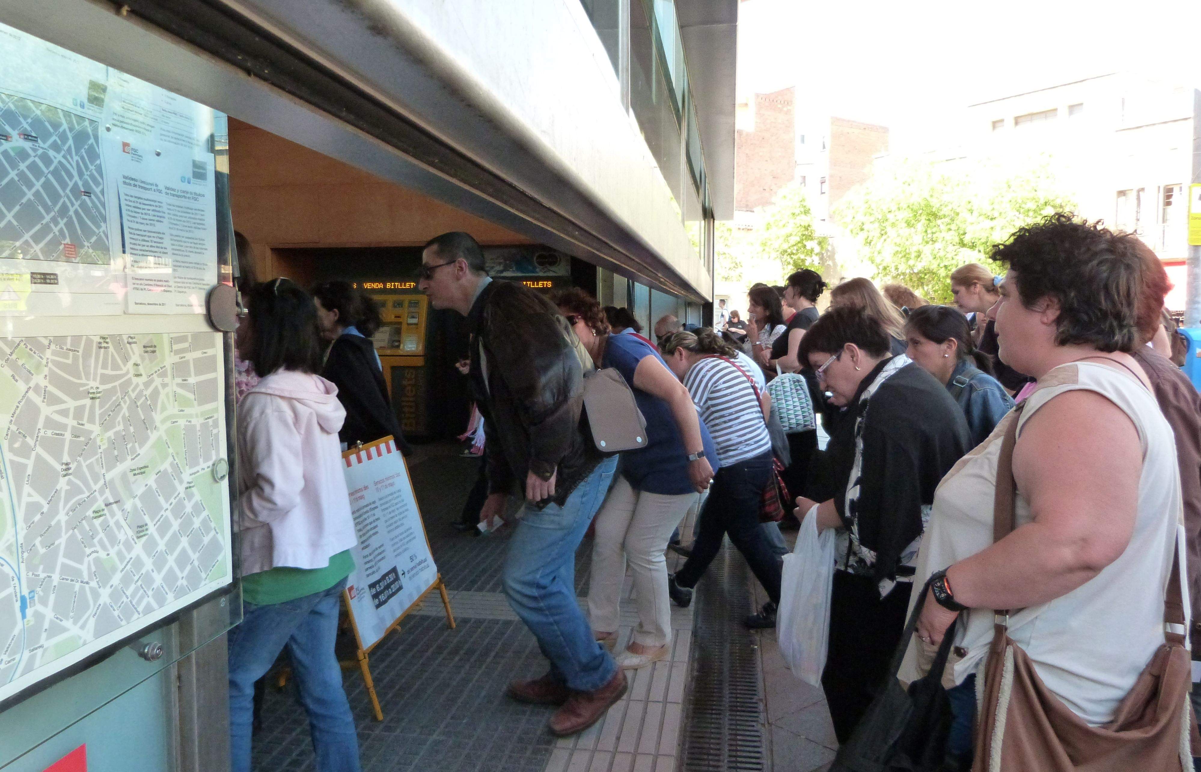 Estació de FGC de Sant Cugat en el moment en què aquest divendres s'han reprès els serveis mínims. FOTO: Bernat Bella