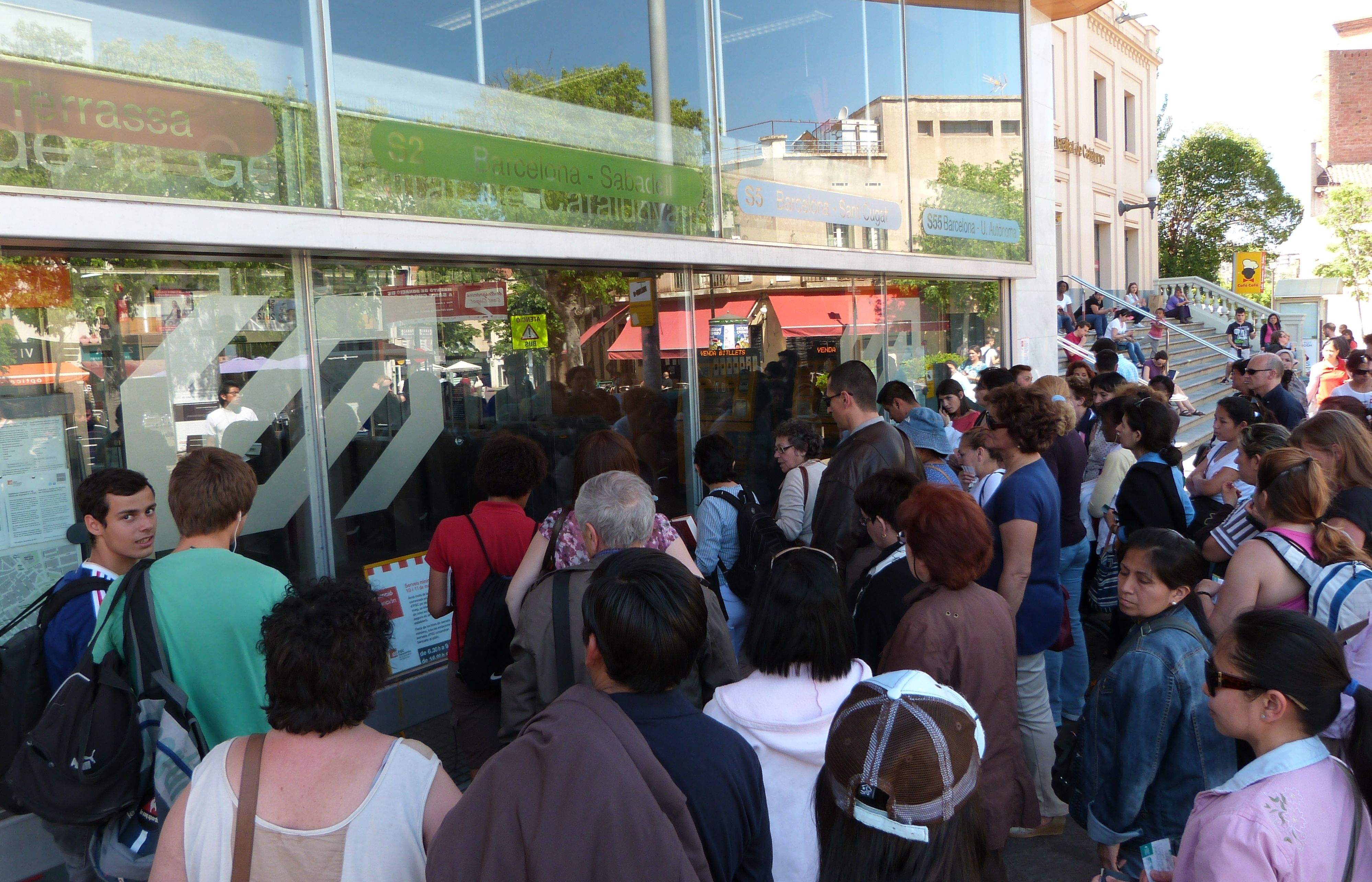 Gent esperant a l'obertura de l'estació de Ferrocarrils de Sant Cugat divendres al migdia. FOTO: Bernat Bella