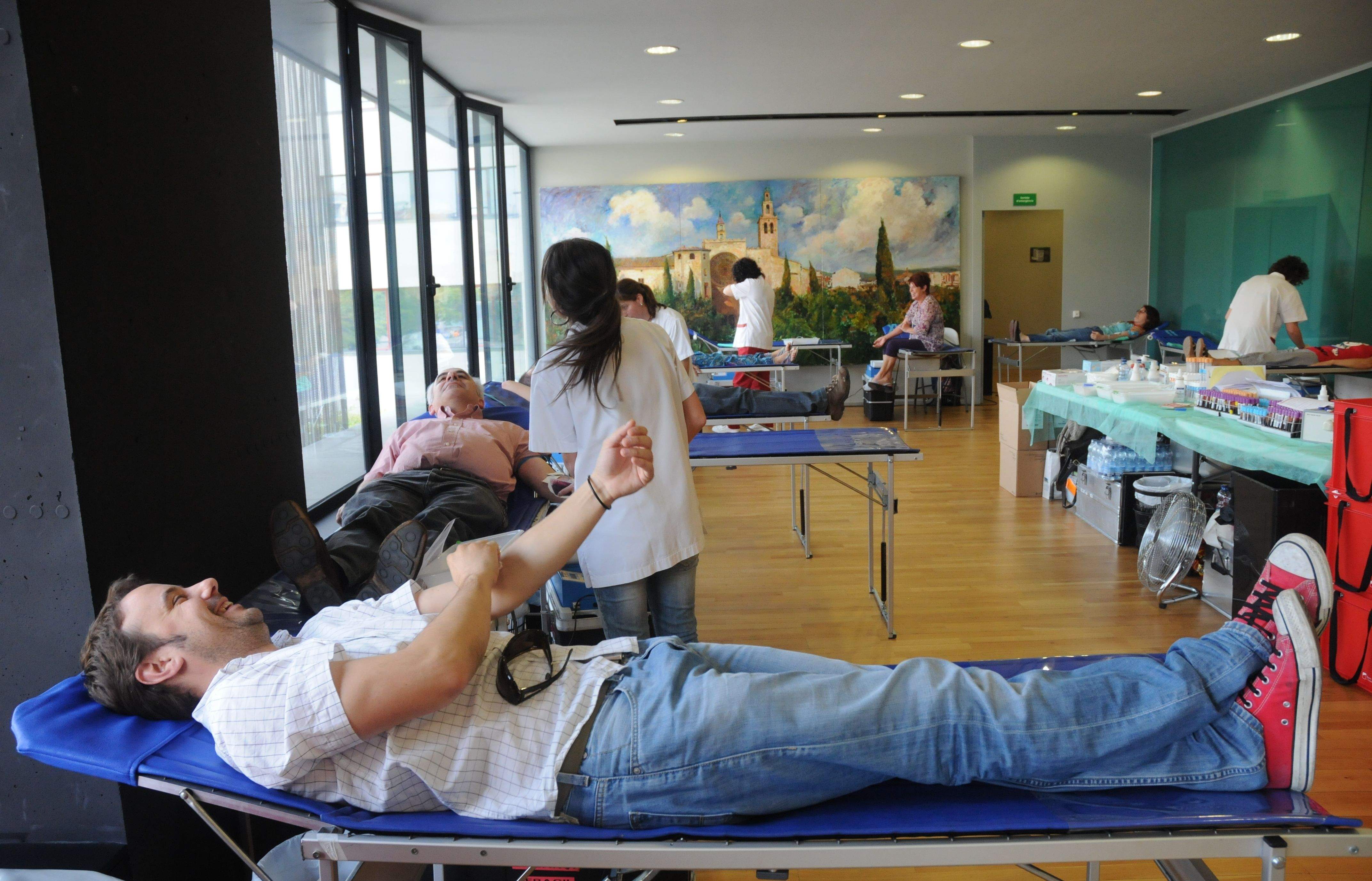 El Banc de Sang fa una crida per a la donació durant l'estiu. FOTO: David Fernández