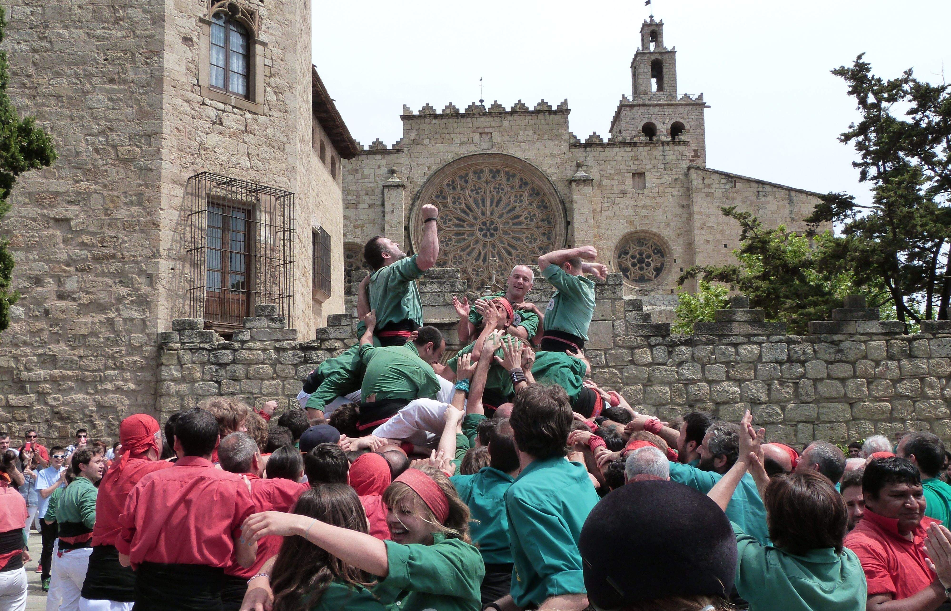 Celebració dels Castellers de Sant Cugat en el moment de descarregar el 4 de 8. FOTO: Bernat Bella