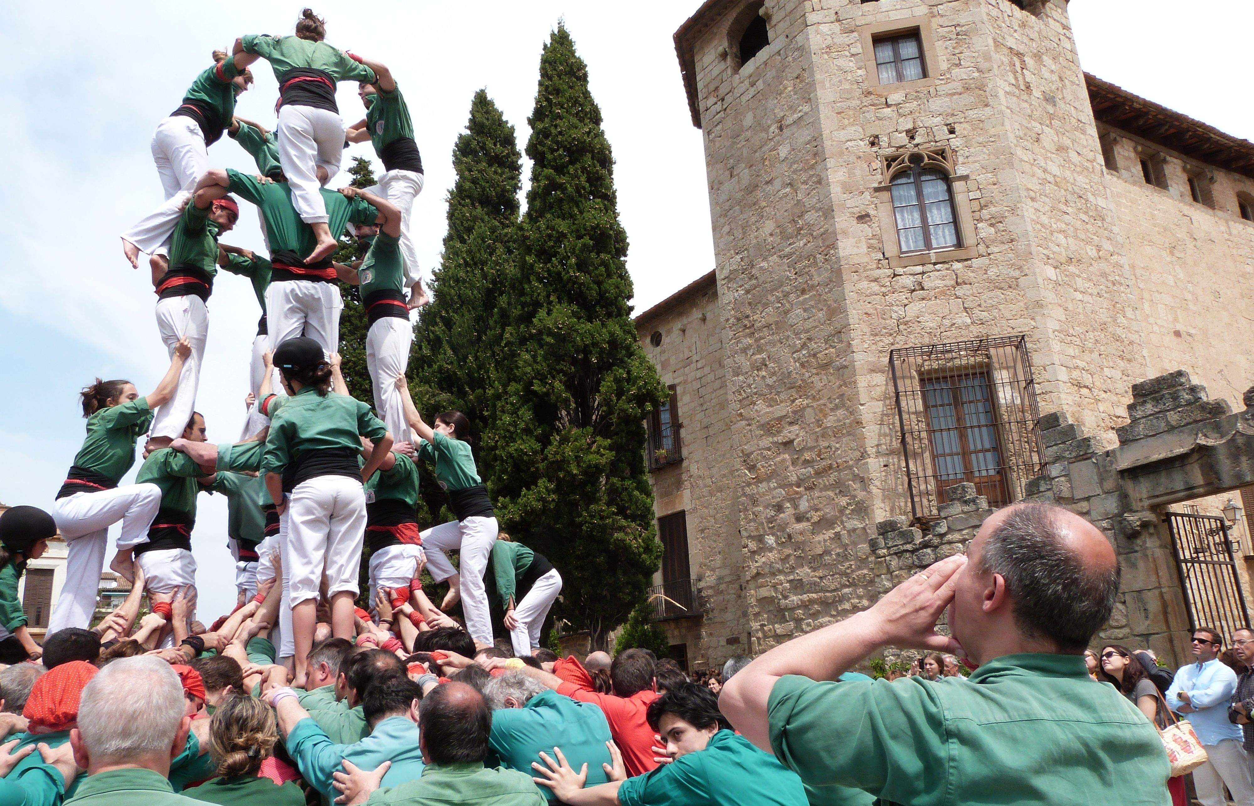 Un dels dos caps de colla guiant la construcció del 4 de 8 en moments de molta tensió i concentració. FOTO: Bernat Bella