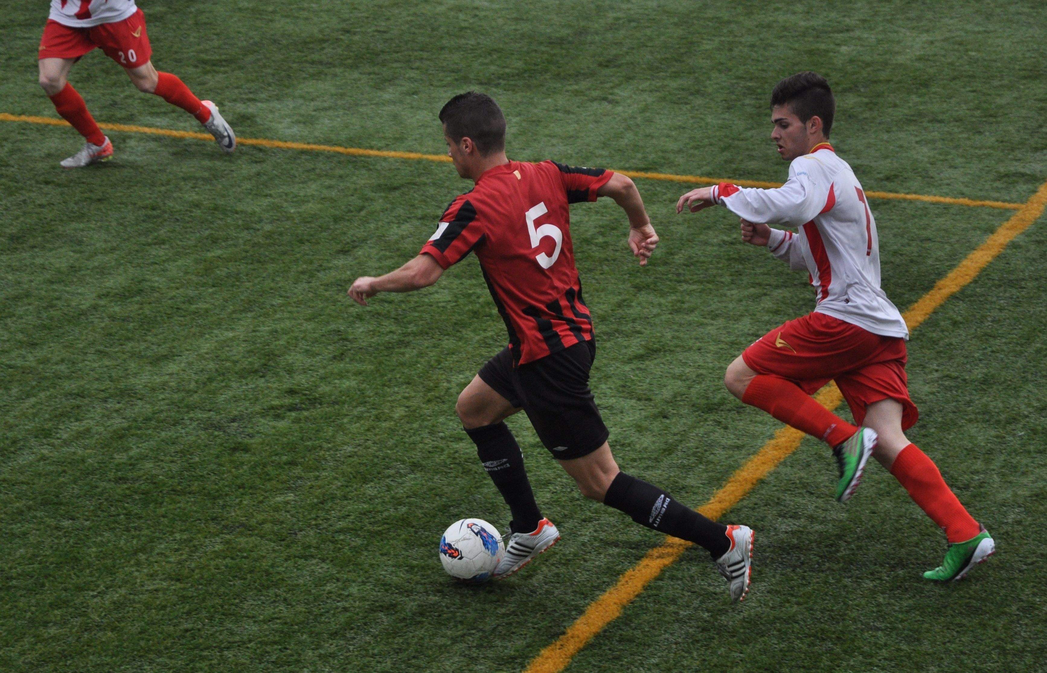 Egaña controla una pilota per la banda. FOTO: P. Fernández