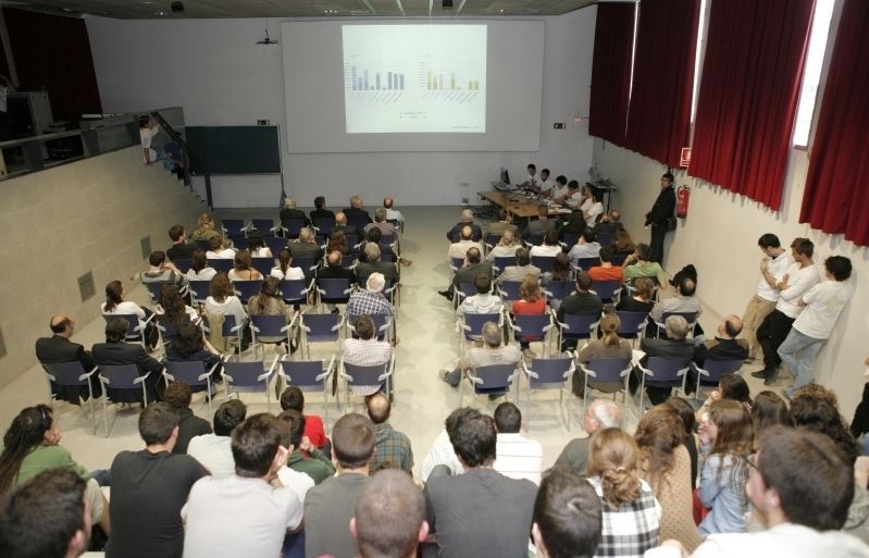 La presentació de la casa 'eco' s'ha fet a la sala d'actes de l'ETSAV. FOTO: Artur Ribera