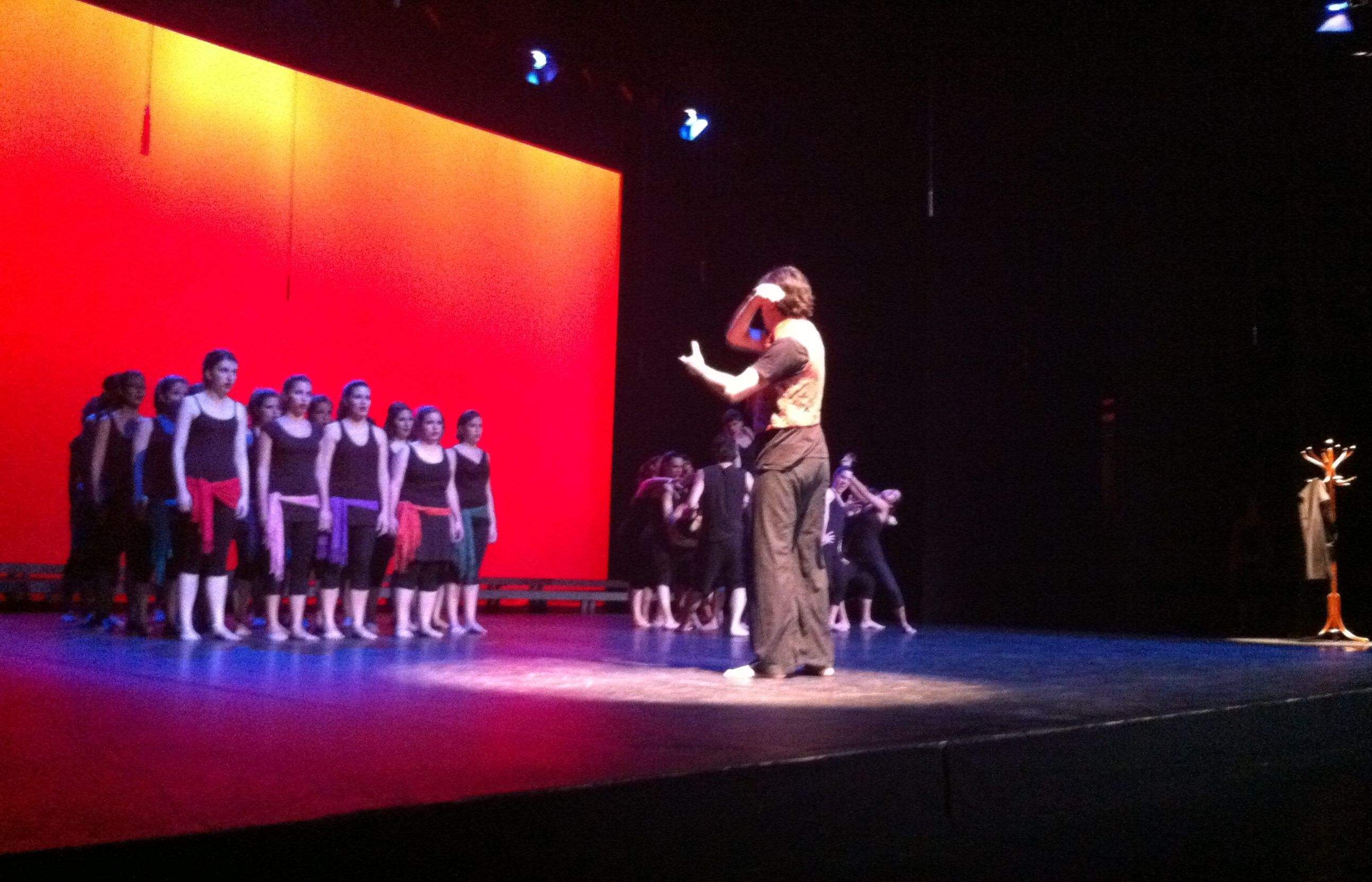 El Cor Aglepta i el Cos de Dansa de l'Esbart, justs dalt de l'escenari FOTO: JR Armadàs