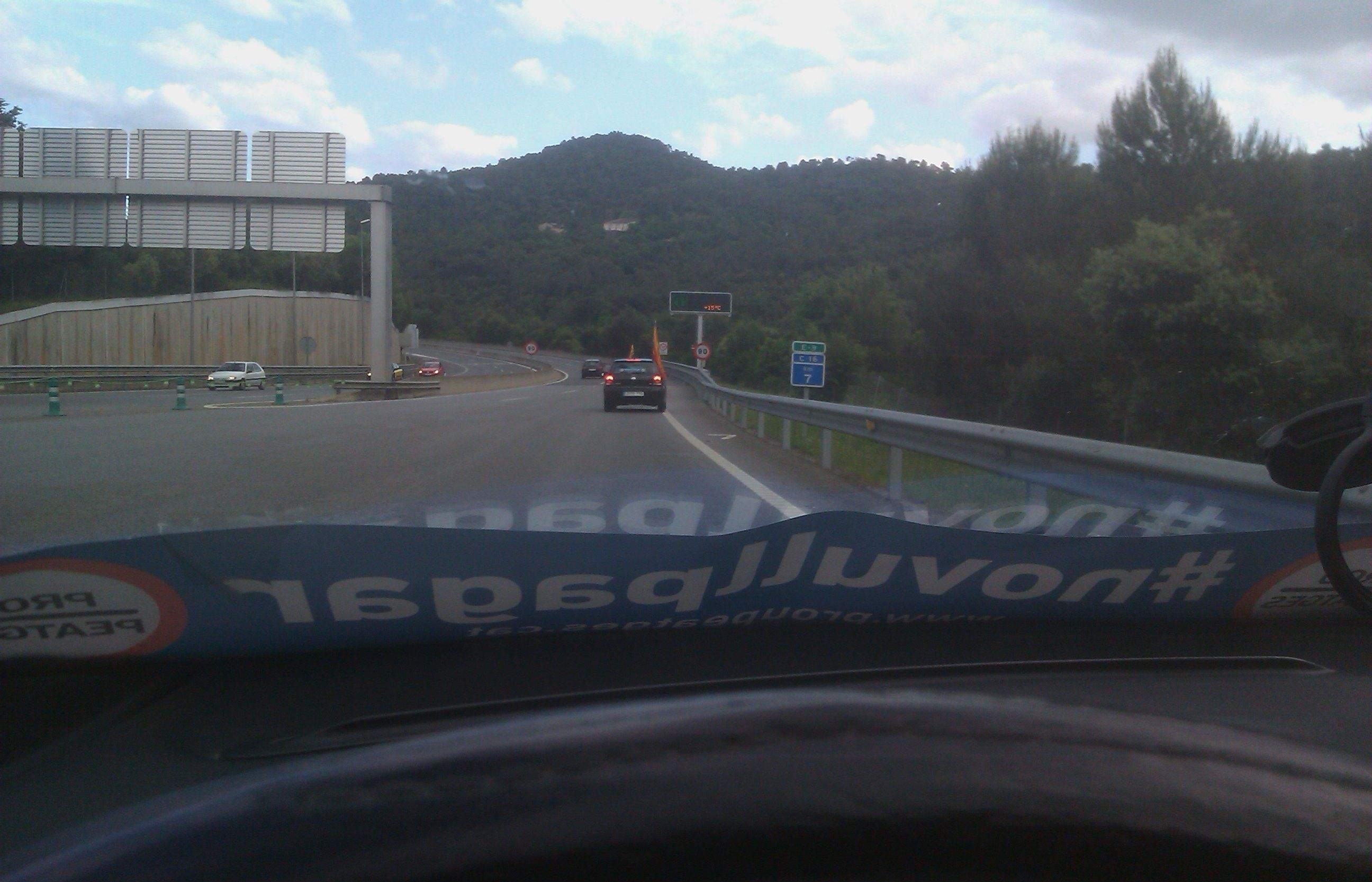 Un grup de santcugatencs han fet un #Novullpagar als Tunels de Vallvidrera FOTO: Cedida