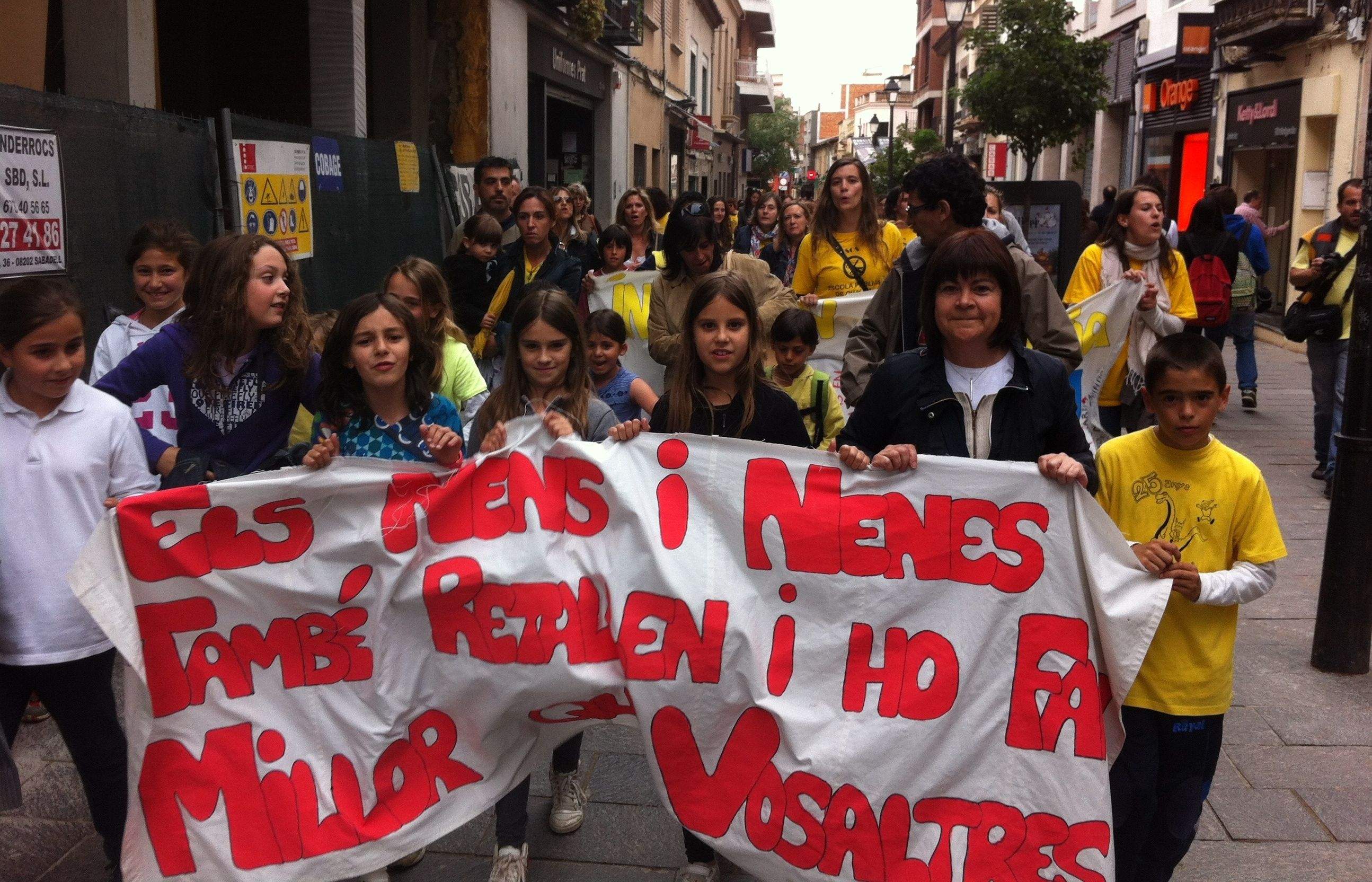 Els manifestants s'han desplaçat des de la plaça d'Octavià fins l'Ajuntament. FOTO: C. Caballé