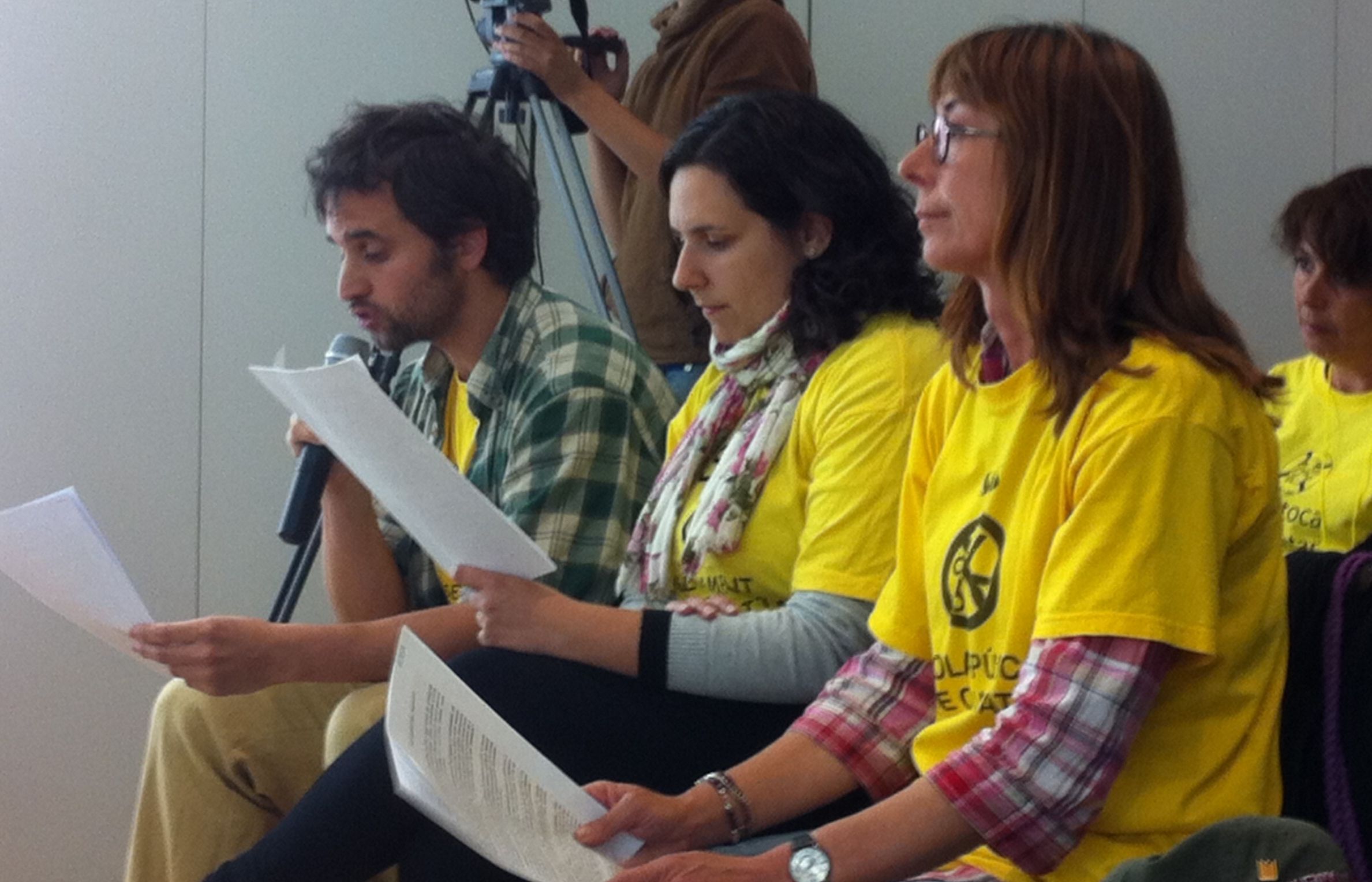 Membres de l'Assemblea han llegit el Manifest al Ple Municipal. FOTO: C. Caballé