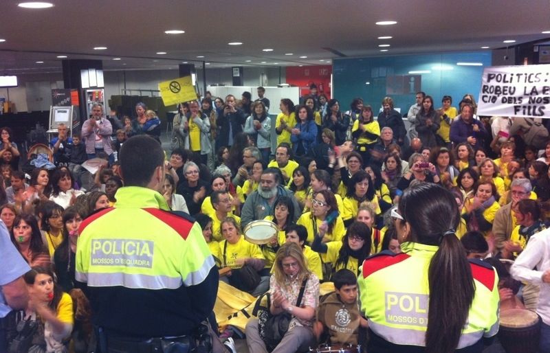 Els manifestants han ocupat l'Ajuntament sense provocar incidents. FOTO: C. Caballé