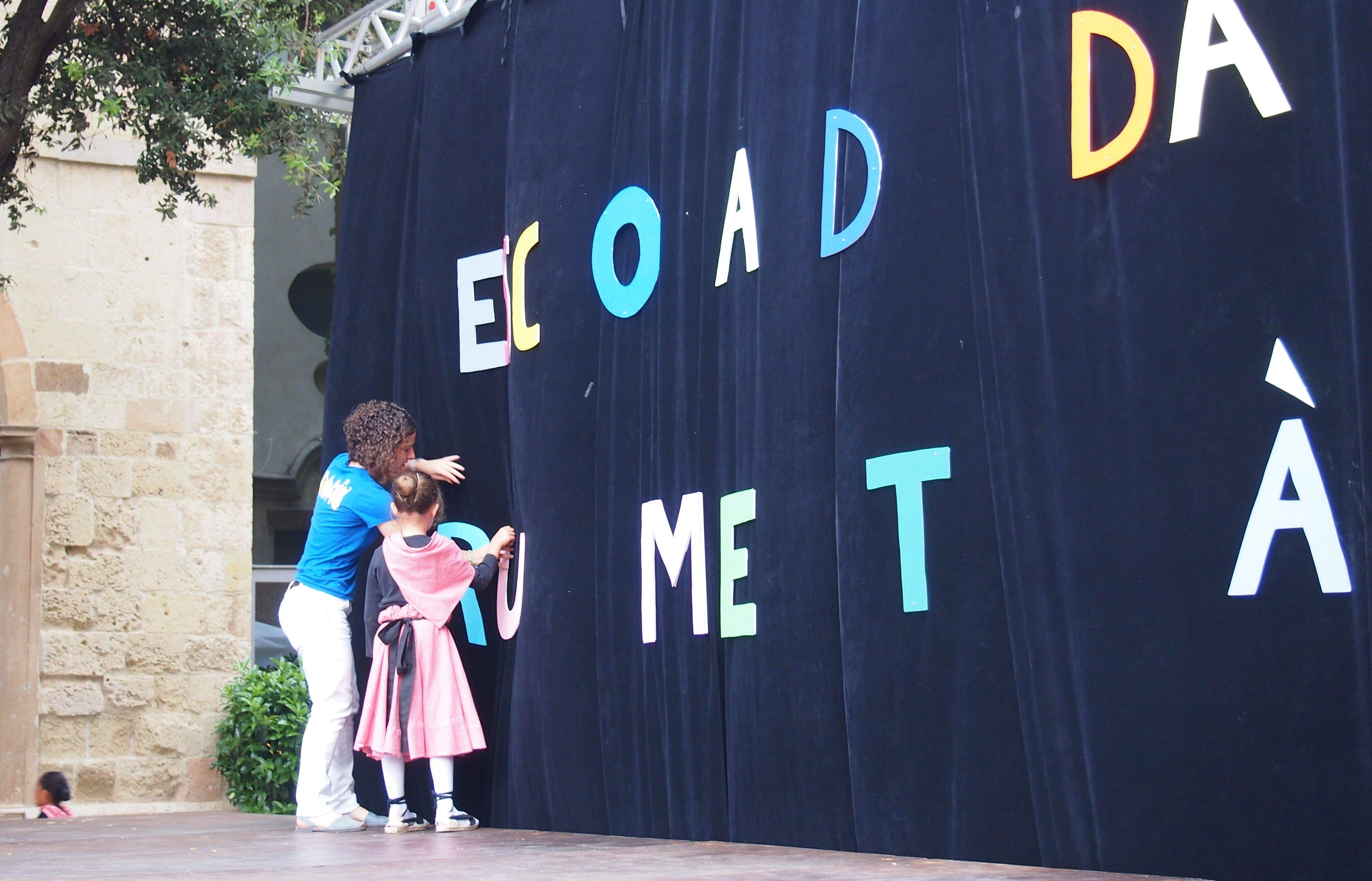 Poc a poc, els dansaires aconseguien les lletres perdudes. FOTO: C.Caballé