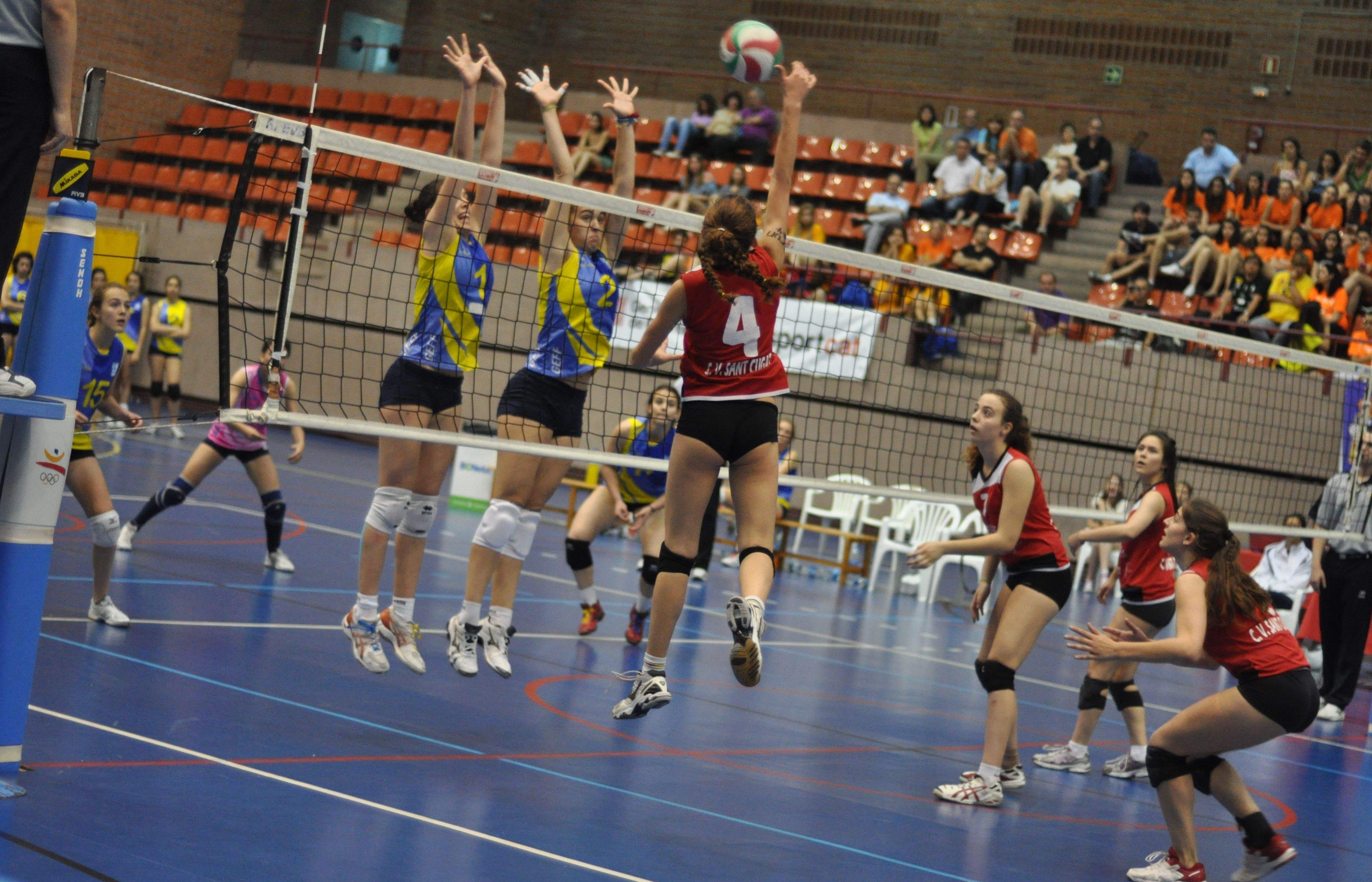 Brun remata una pilota en el tercer set. FOTO: Pere Fermamdez
