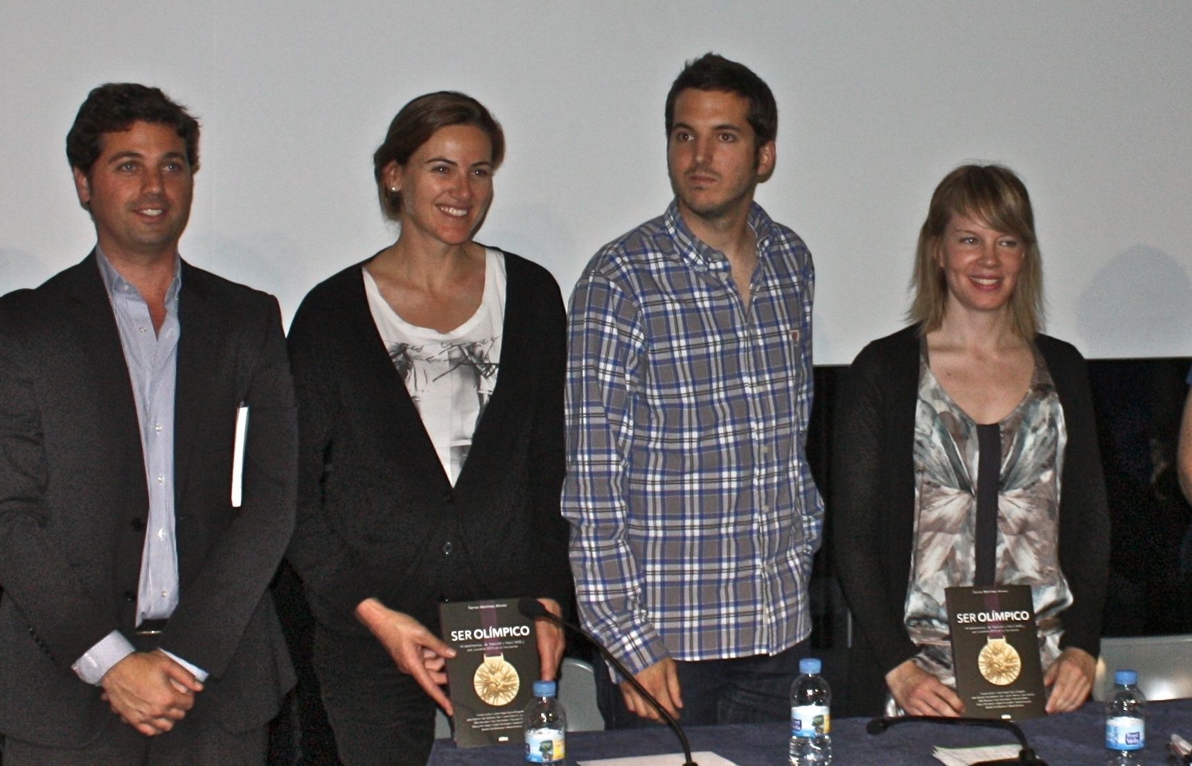 Martínez, al centre de la imatge, a la presentació del llibre. FOTO: Cedida
