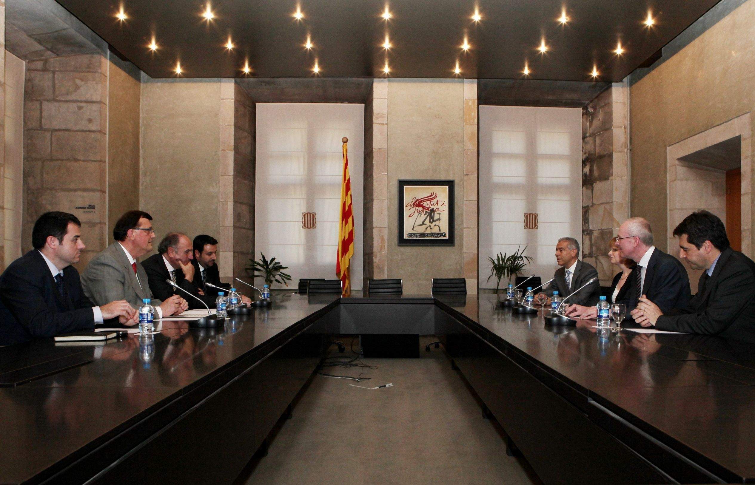 El conseller Mena es reuneix amb representant de l'empresa FOTO: Cedida