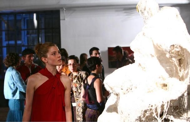 A la fotografia, Gloria mirant una de les obres del seu amant. FOTO: Cedida