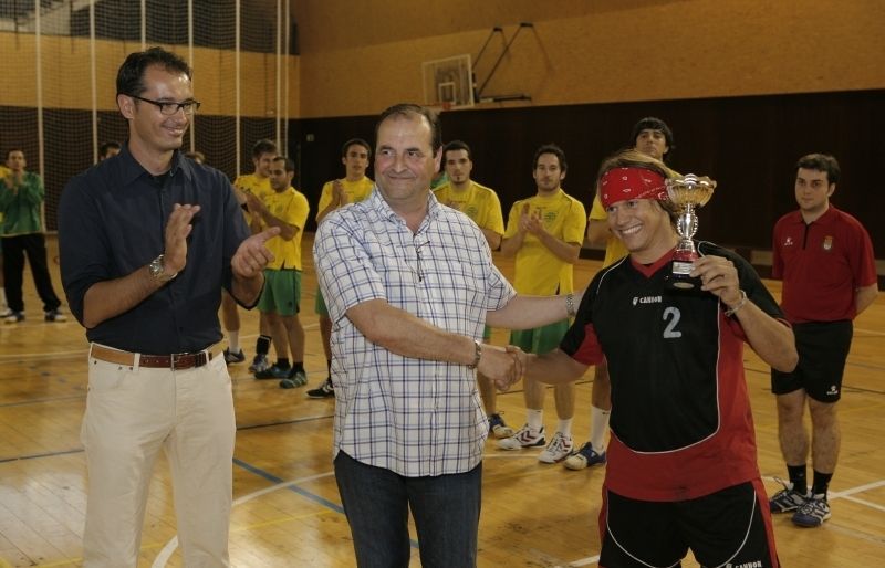 Bonaccini, Pujós i Álvarez durant l'entrega del trofeu de campió de la Primera Catalana. FOTO: Artur Ribera