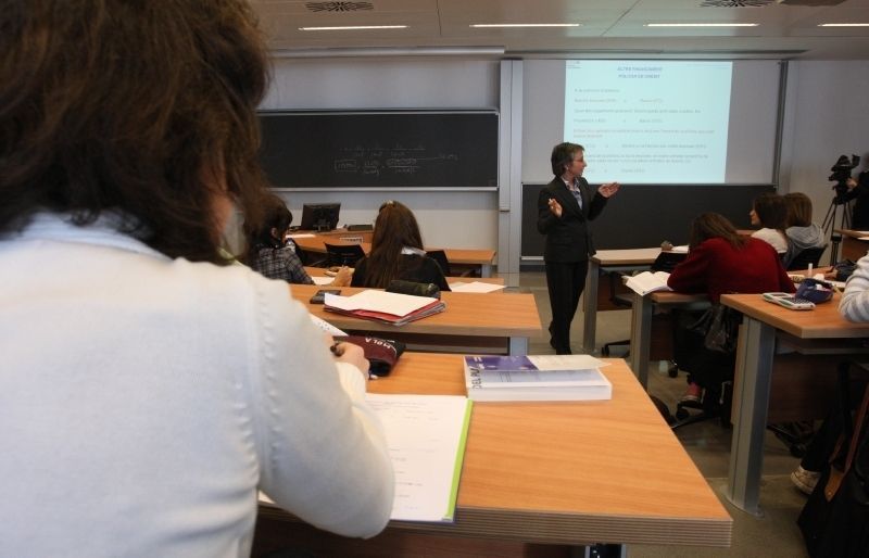 La majoria dels centres escolars compta amb personal per vigilar als patis. FOTO: Arxiu