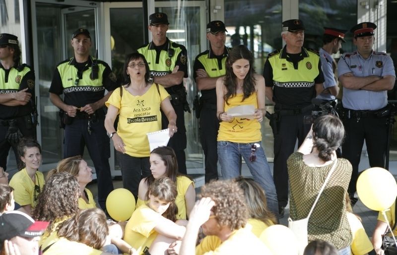 La concentració durant la parada a l'Ajuntament de Sant Cugat. FOTO: Artur Ribera