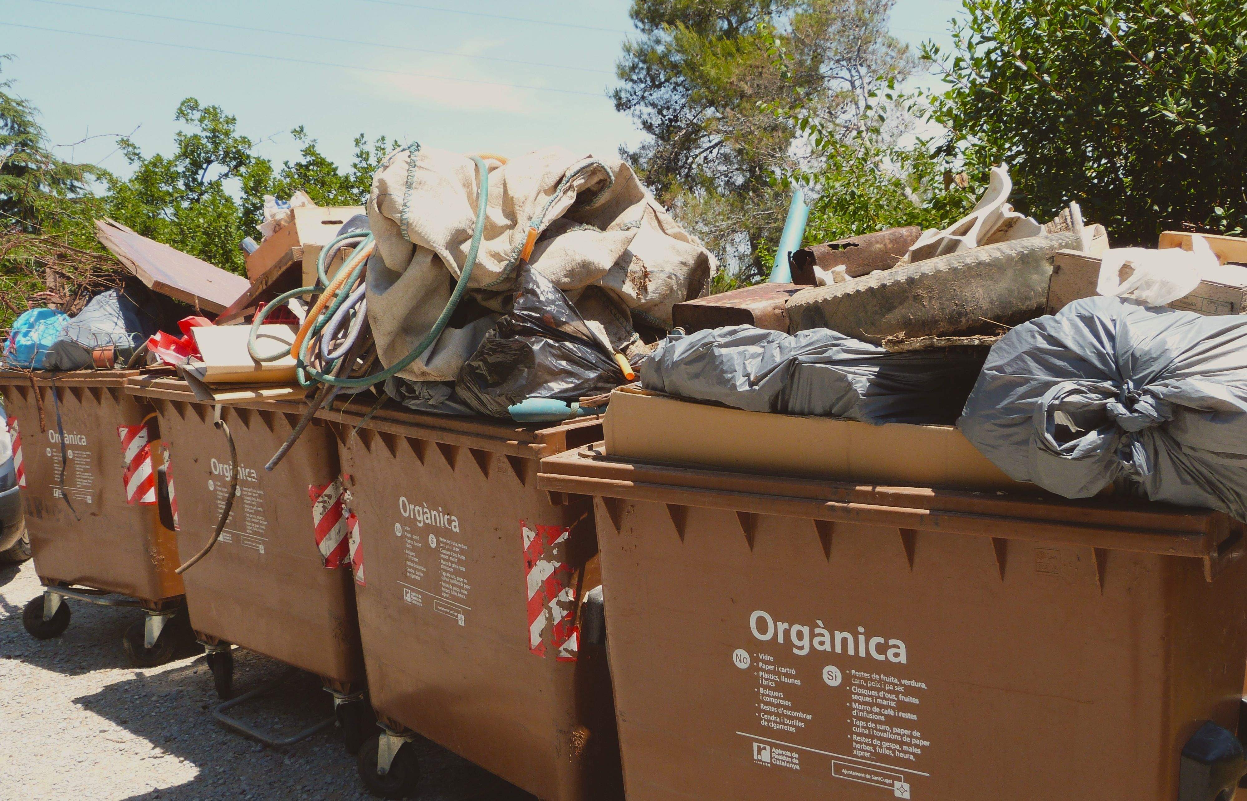 Quatre dels sis contenidors plens de brossa que han recollit per Collserola els veïns de Sol i Aire. FOTO: Bernat Bella
