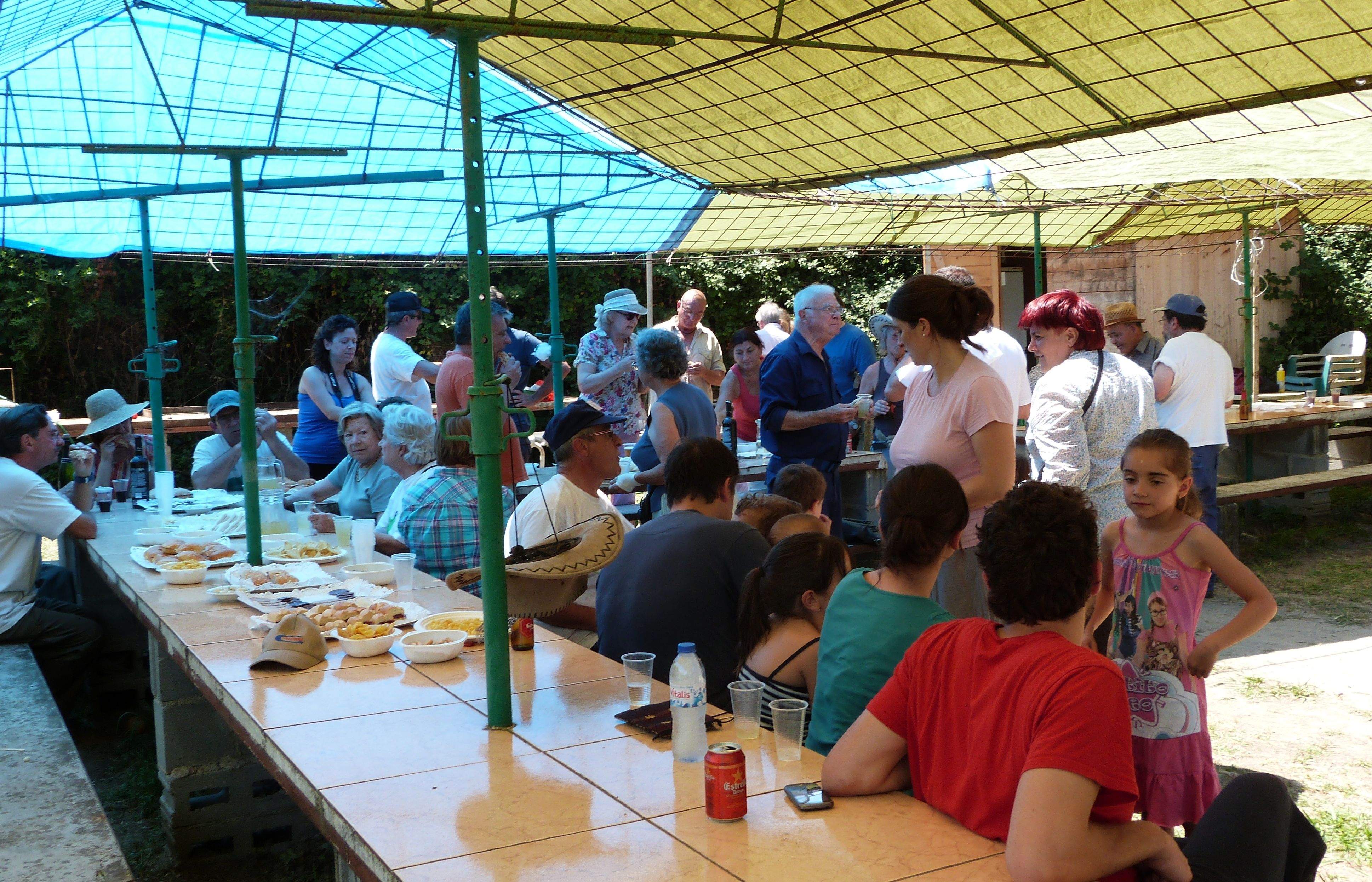 Els veïns han compartit el dinar després de la jornada de neteja. FOTO: Bernat Bella