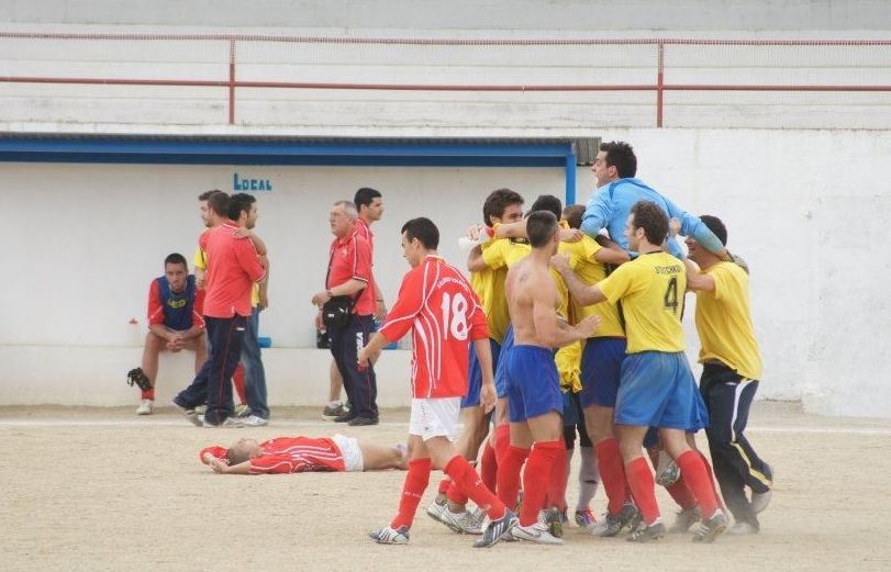 Els jugadors de la Penya Blaugrana celebren l'ascens. FOTO: Cedida