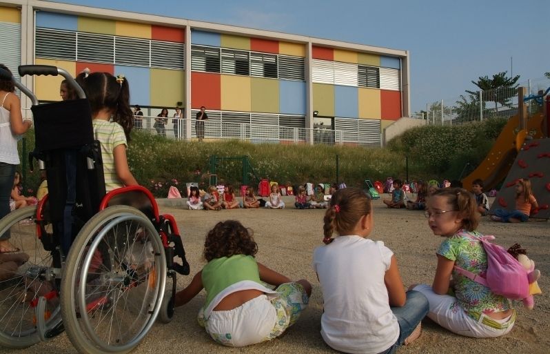 Nens al pati de l'escola. FOTO: Arxiu/Lluís Llebot