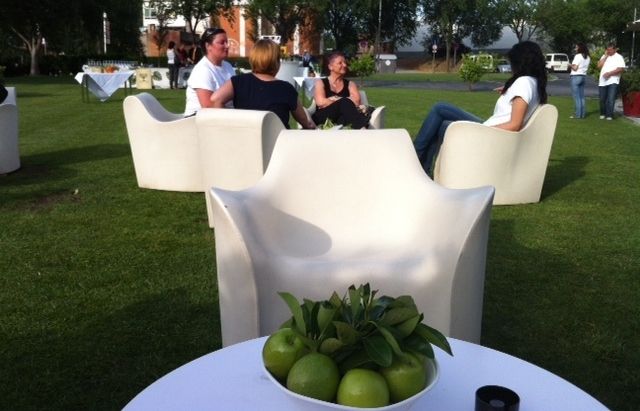 L'espai està just davant l'entrada de l'hotel 