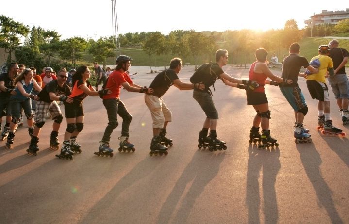 El grup que fa passejades en ruta patinant al Turó de Can Mates. FOTO: Artur Ribera