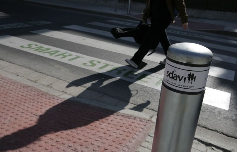 El carrer de César Martinell va convertir-se a finals del 2011 en el primer carrer intel·ligent de la ciutat. FOTO: Artur Ribera