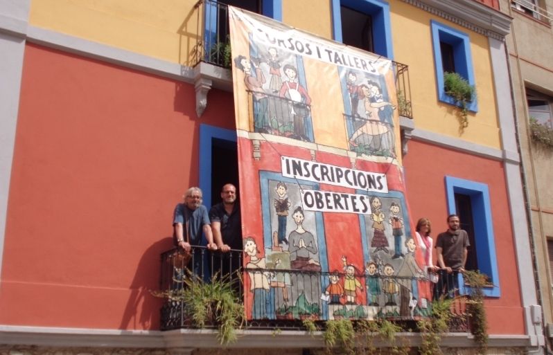 Els respresentats de la unió amb la lona promocional a l'Ateneu. FOTO: Edurne Garmendia