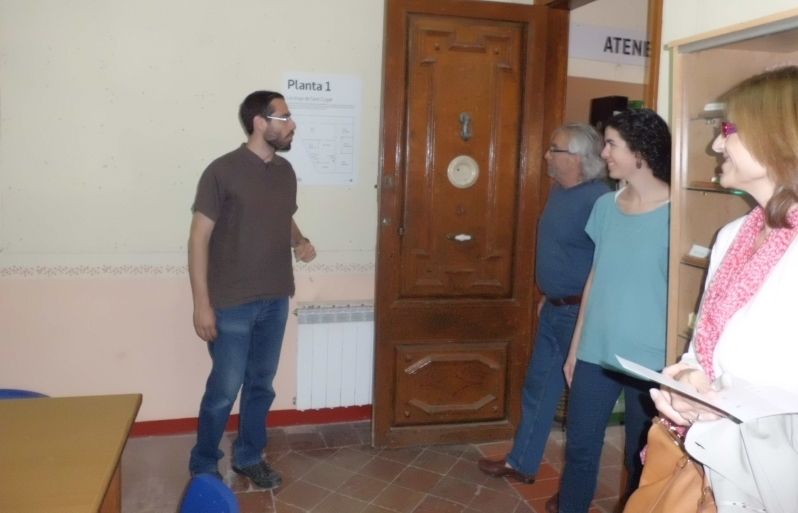 Toni Algueró ensenyant la senyalització a la presentació. FOTO: Edurne Garmendia