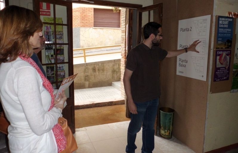 Algueró explicant la senyalització de la planta baixa.FOTO:Edurne Garmendia
