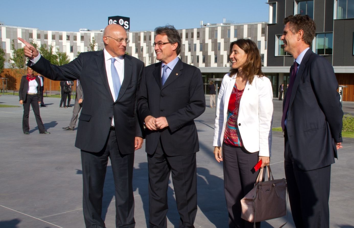 Polítics i banquers visiten les instal·lacions del Banc Sabadell FOTO: Cedida