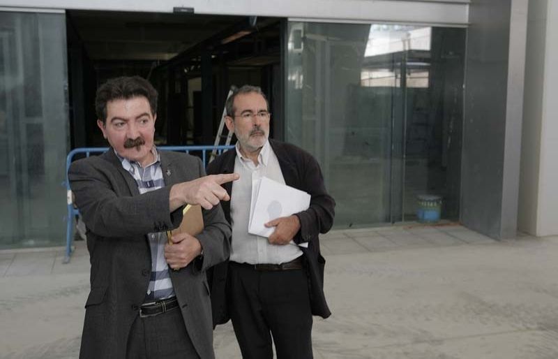 El tinent d'alcalde de Comerç, Josep Romero, en un moment de la visita d'obres. FOTO. Artur Ribera