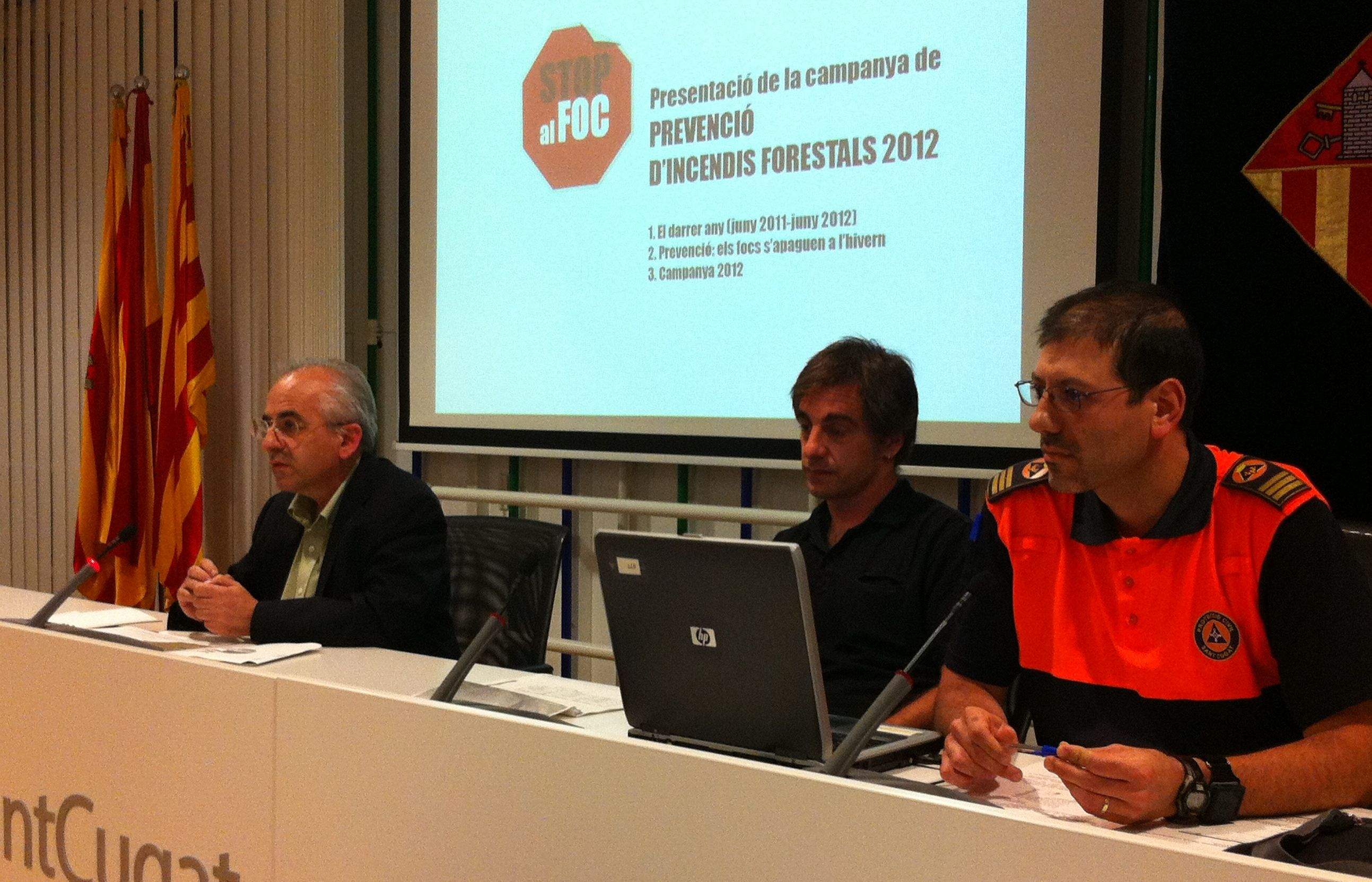 Joan Puigdomènech i representants tècnics de l'Ajuntament presentant la campanya 'STOP al FOC'. FOTO: Anna Mira