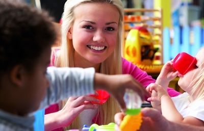 La funció de les escoles bressol és proporcionar als nens un ambient adequat per a la seva formació