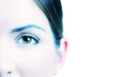 En el contorn dulls es distingeixen arrugues superficials i fines, a causa de lenvelliment biològic