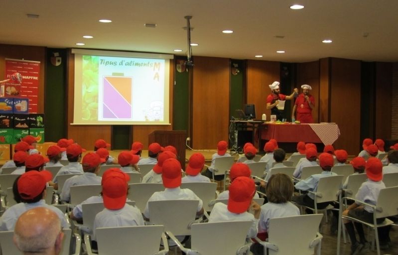 Dos actors disfressats de cuiner han dirigit l'activitat formativa. FOTO: Cedida.